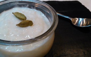 Arroz con leche de coco y cardamomos